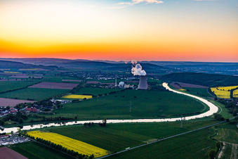 Vue aérienne de Centrale nucléaire Grohnde au coucher du soleil à le quartier Grohnde in Emmerthal dans le département Basse-Saxe, Allemagne