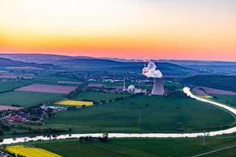 Vue aérienne de Centrale nucléaire Grohnde au coucher du soleil à le quartier Grohnde in Emmerthal dans le département Basse-Saxe, Allemagne