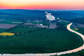 Photographie aérienne de Centrale nucléaire Grohnde au coucher du soleil à le quartier Grohnde in Emmerthal dans le département Basse-Saxe, Allemagne