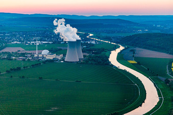 Vue oblique de Centrale nucléaire Grohnde au coucher du soleil à le quartier Grohnde in Emmerthal dans le département Basse-Saxe, Allemagne
