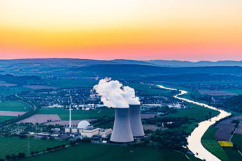 Centrale nucléaire Grohnde au coucher du soleil à le quartier Grohnde in Emmerthal dans le département Basse-Saxe, Allemagne vue d'en haut