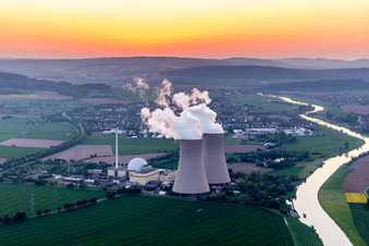 Vue aérienne de Blocs réacteurs, structures de tour de refroidissement et installations de la centrale nucléaire - centrale nucléaire - centrale nucléaire Grohnde sur la Weser au coucher du soleil en Grohnde à le quartier Grohnde in Emmerthal dans le département Basse-Saxe, Allemagne