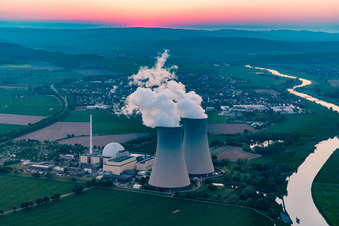 Centrale nucléaire Grohnde au coucher du soleil à le quartier Grohnde in Emmerthal dans le département Basse-Saxe, Allemagne depuis l'avion