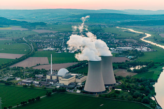 Vue aérienne de Blocs réacteurs, structures de tour de refroidissement et installations de la centrale nucléaire - centrale nucléaire - centrale nucléaire Grohnde sur la Weser au coucher du soleil en Grohnde à le quartier Grohnde in Emmerthal dans le département Basse-Saxe, Allemagne