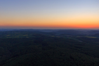 Vue oblique de Coucher de soleil dans le Weserbergland à Ottenstein dans le département Basse-Saxe, Allemagne