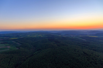 Coucher de soleil dans le Weserbergland à Ottenstein dans le département Basse-Saxe, Allemagne d'en haut