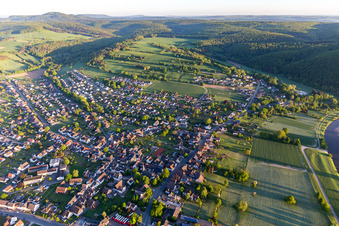 Vue aérienne de Le paysage de vallée entouré de montagnes en Stahle à le quartier Stahle in Höxter dans le département Rhénanie du Nord-Westphalie, Allemagne