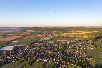 Vue aérienne de Vue de la ville en bordure des champs agricoles et des terres agricoles en Stahle à le quartier Stahle in Höxter dans le département Rhénanie du Nord-Westphalie, Allemagne