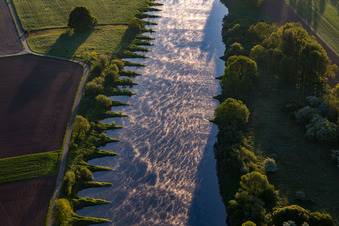 Vue aérienne de Épis sur la Weser à le quartier Stahle in Höxter dans le département Rhénanie du Nord-Westphalie, Allemagne