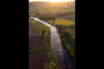 Vue oblique de Épis sur la Weser à le quartier Stahle in Höxter dans le département Rhénanie du Nord-Westphalie, Allemagne