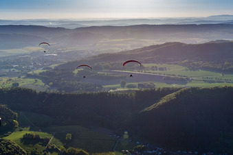 Vue aérienne de Paysage de forêt et de montagne avec 3 parapentes dans le Weserbergland à Holenberg dans le département Basse-Saxe, Allemagne