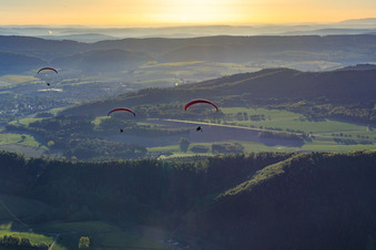 Vue aérienne de Trois parapentes le matin à Holenberg dans le département Basse-Saxe, Allemagne