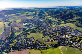 Vue aérienne de Vue du village en bordure des champs agricoles et des terres agricoles à Eschershausen dans le département Basse-Saxe, Allemagne