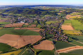 Vue aérienne de Vue de la ville depuis le nord le matin à Eschershausen dans le département Basse-Saxe, Allemagne