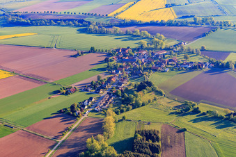 Vue aérienne de Vue du village le matin depuis le nord à le quartier Capellenhagen in Duingen dans le département Basse-Saxe, Allemagne