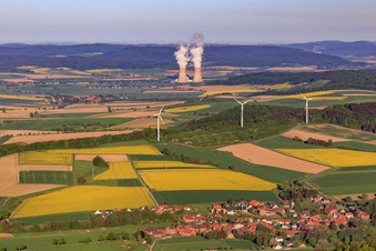 Vue oblique de Vue de Bremke de la centrale nucléaire Grohnde à le quartier Grohnde in Emmerthal dans le département Basse-Saxe, Allemagne