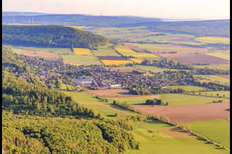 Vue aérienne de Vue de la ville depuis le sud le matin à le quartier Lauenstein in Salzhemmendorf dans le département Basse-Saxe, Allemagne