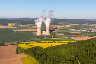 Vue aérienne de Tours de refroidissement de la centrale nucléaire Grohnde depuis l'est à le quartier Grohnde in Emmerthal dans le département Basse-Saxe, Allemagne