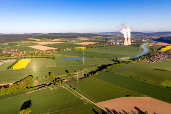 Photographie aérienne de Blocs réacteurs, structures de tour de refroidissement et installations de la centrale nucléaire - centrale nucléaire - centrale nucléaire Grohnde sur la Weser au coucher du soleil en Grohnde à le quartier Grohnde in Emmerthal dans le département Basse-Saxe, Allemagne