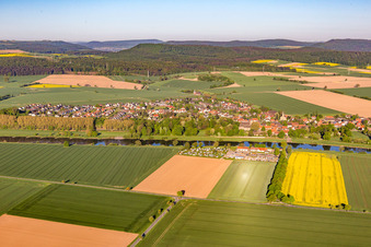 Vue aérienne de Lieu au-delà de la Weser depuis l'est à le quartier Grohnde in Emmerthal dans le département Basse-Saxe, Allemagne