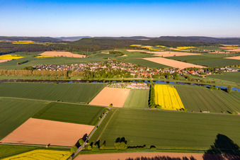 Vue aérienne de Lieu au-delà de la Weser depuis l'est à le quartier Grohnde in Emmerthal dans le département Basse-Saxe, Allemagne