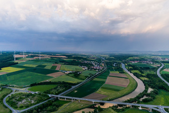 Vue aérienne de Pont de la B303 sur le Main à Gädheim dans le département Bavière, Allemagne