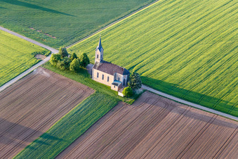 Vue aérienne de Chapelle de Bischwind « Marie, Secours du Christianisme » à le quartier Bischwind in Dingolshausen dans le département Bavière, Allemagne