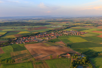 Vue aérienne de Vue du nord à Dingolshausen dans le département Bavière, Allemagne