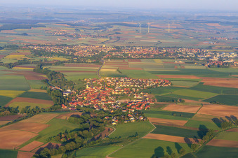 Vue aérienne de Vue de la ville depuis l'est à Dingolshausen dans le département Bavière, Allemagne