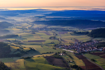 Vue aérienne de Vue du village le matin depuis l'ouest dans la vallée de la Rauhe Ebrach à le quartier Geusfeld in Rauhenebrach dans le département Bavière, Allemagne
