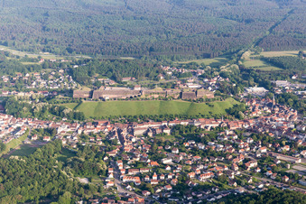 Vue aérienne de Bitche, Citadelle de Bitche à Bitsch dans le département Moselle, France