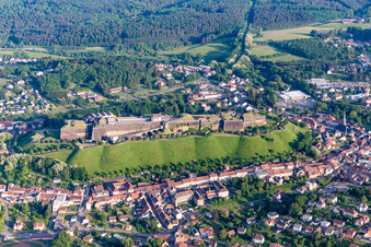 Vue aérienne de Fragments de la citadelle-fortification Citadelle de Bitche à Bitche dans le département Moselle, France