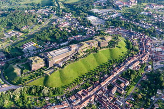 Vue aérienne de Fragments de la citadelle-fortification Citadelle de Bitche à Bitche dans le département Moselle, France