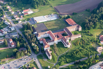 Vue aérienne de Complexe de bâtiments du monastère à Bitche dans le département Moselle, France