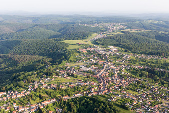 Vue aérienne de Vue des rues et des maisons dans les quartiers résidentiels à Lemberg dans le département Moselle, France