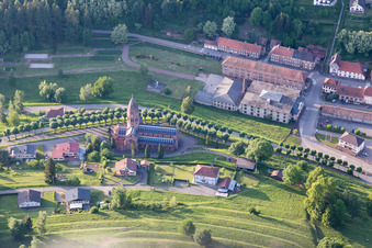 Vue aérienne de Église Saint-Louis de Saint-Louis-lès-Bitche à Saint-Louis-lès-Bitche dans le département Moselle, France