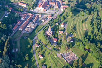 Vue aérienne de Bâtiment d'église Église Saint-Louis de Saint-Louis-lès-Bitche à Saint-Louis-lès-Bitche dans le département Moselle, France