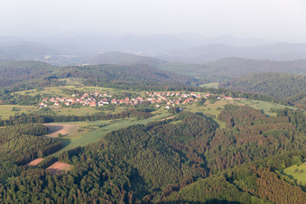 Vue aérienne de Puberg dans le département Bas Rhin, France