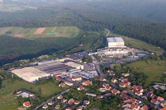Vue aérienne de Zone industrielle et implantation d'entreprise avec Grands Chais de et caviste Ice par Blanc Foussy à Petersbach dans le département Bas Rhin, France