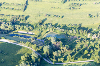 Vue aérienne de Étang à Obergailbach dans le département Moselle, France