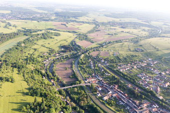 Vue aérienne de Ponts de la Sarre à Zetting dans le département Moselle, France