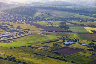 Vue aérienne de Woustwiller, rond-point à Hambach dans le département Moselle, France