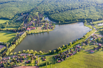 Vue aérienne de Étang avec camping à Hambach dans le département Moselle, France