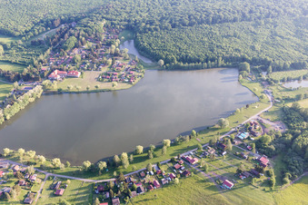 Vue aérienne de Étang avec camping à Hambach dans le département Moselle, France