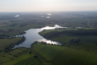 Vue aérienne de Puttelange-aux-Laxs, étang biscornu à Grundviller dans le département Moselle, France