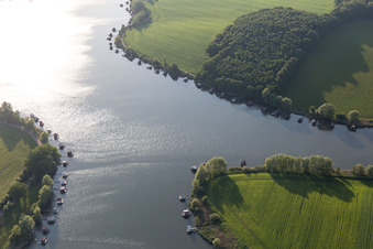 Vue aérienne de Puttelange-aux-Laxs, étang biscornu à Grundviller dans le département Moselle, France