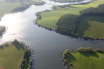 Photographie aérienne de Puttelange-aux-Laxs, étang biscornu à Grundviller dans le département Moselle, France