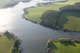 Vue oblique de Puttelange-aux-Laxs, étang biscornu à Grundviller dans le département Moselle, France