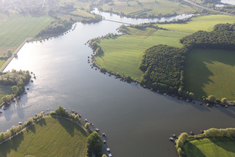 Puttelange-aux-Laxs, étang biscornu à Grundviller dans le département Moselle, France d'en haut