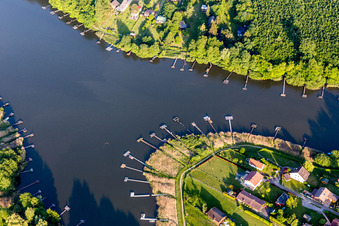 Vue aérienne de Zones forestières au bord du lac d'Étang de Hirbach avec quais de pêche à Holving dans le département Moselle, France